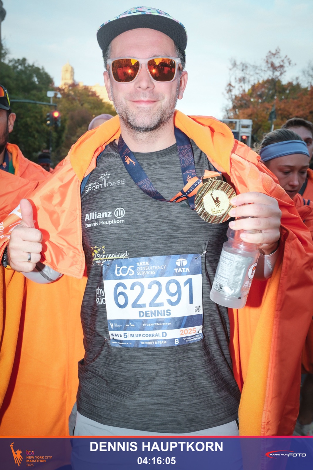 Dennis Hauptkorn mit Finisher-Medaille beim NYC Marathon 2025 – 04:16:05