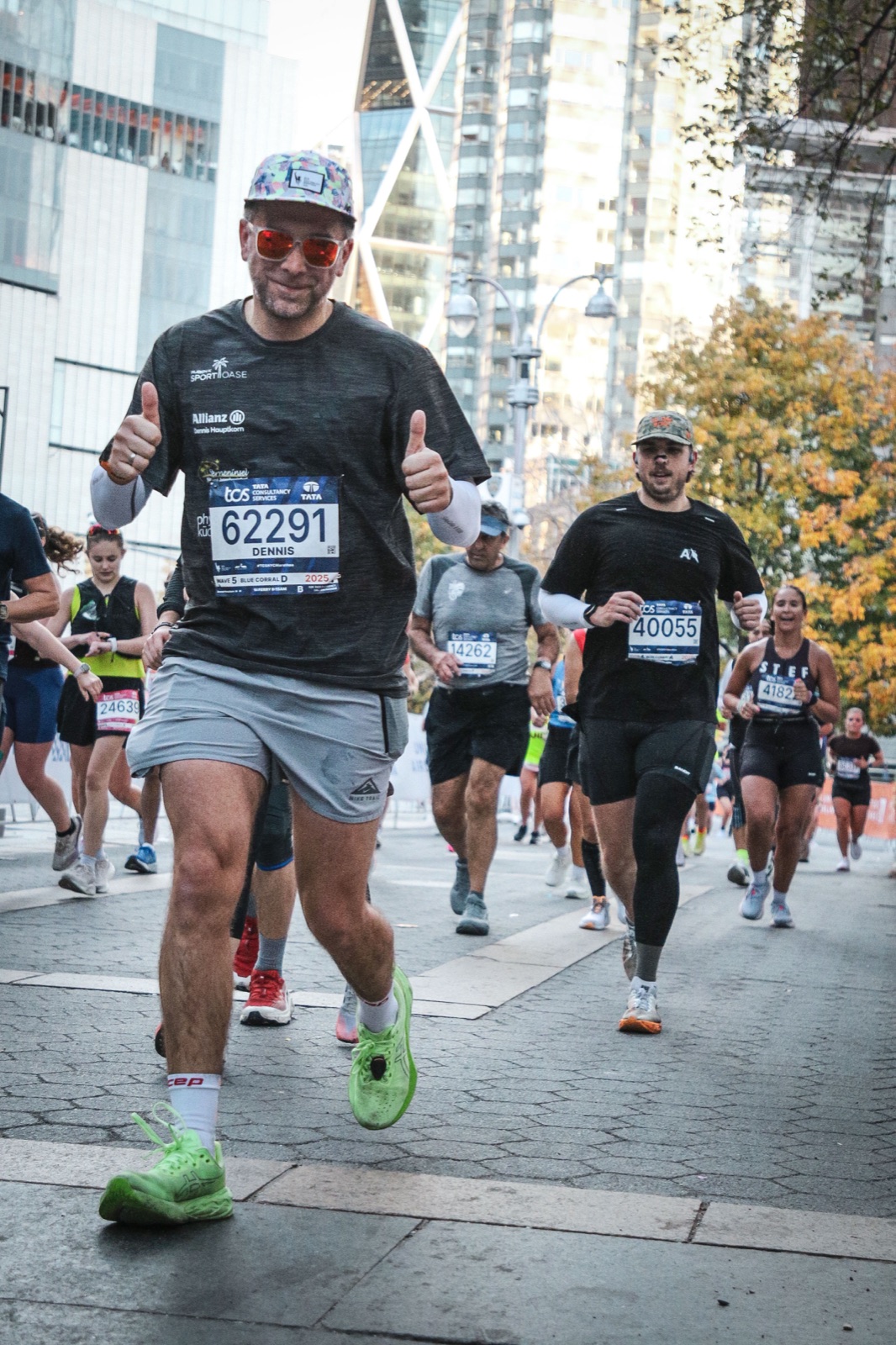 Dennis Hauptkorn beim NYC Marathon 2025 in Manhattan – Daumen hoch in Lauf-Pose